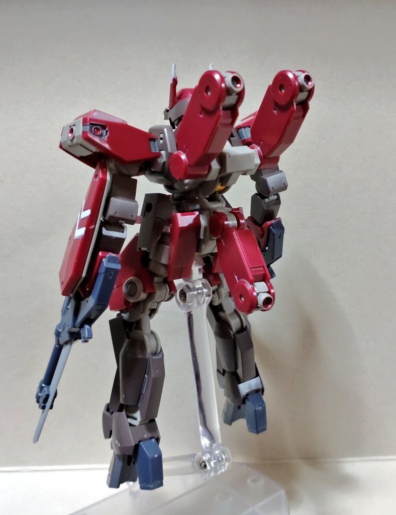 ・背面お尻にシュヴァルベのスラスターユニットが。