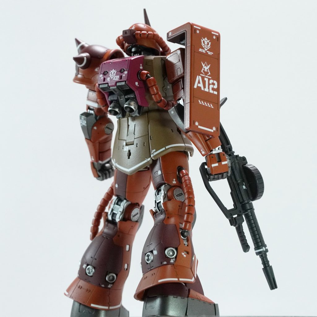 スミ入れはスミ入れブラックです。　RGザクIIのモールドは物凄い量と細かさで、今まで制作した中で一番大変でした。