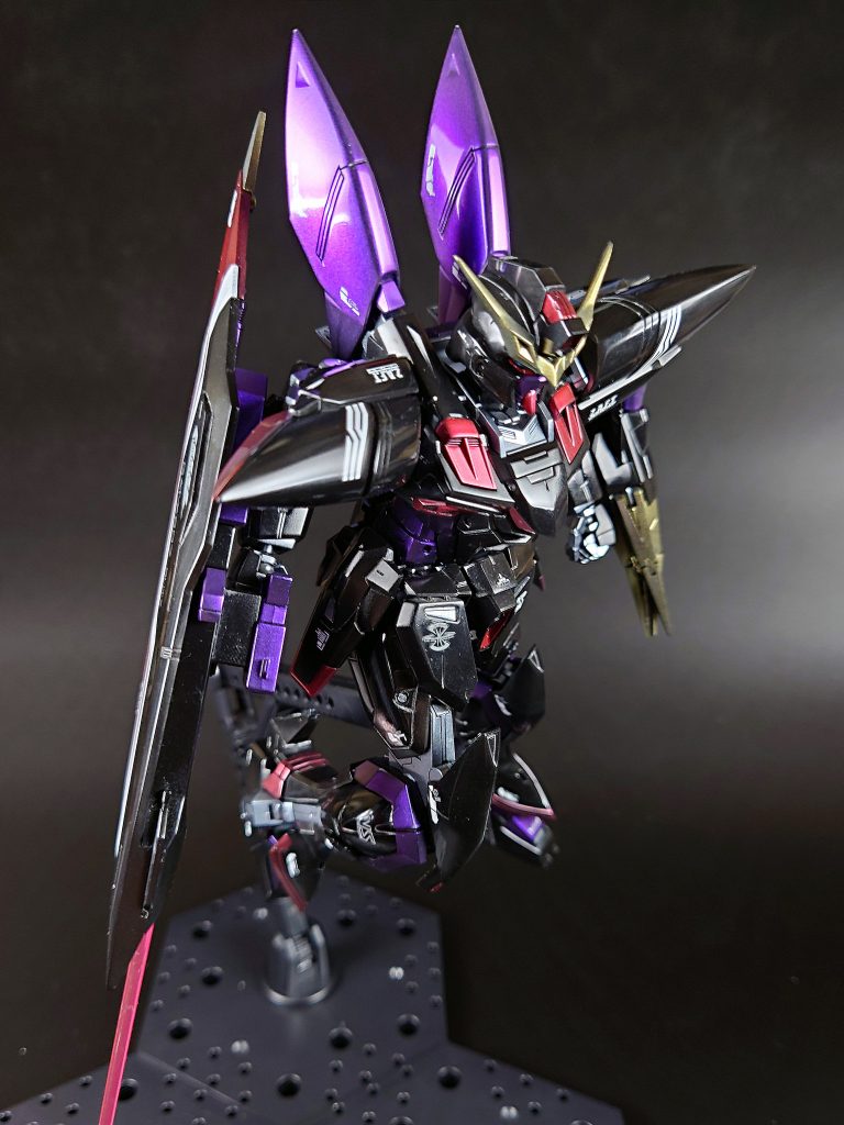 本体の黒はウイノーブラック、白は黒立ち上げのホワイト。その他はクリスタルカラーを使用しています。クリアーでコートしてから研ぎ出してコンパウンド→モデリングワックスで艶出ししました。