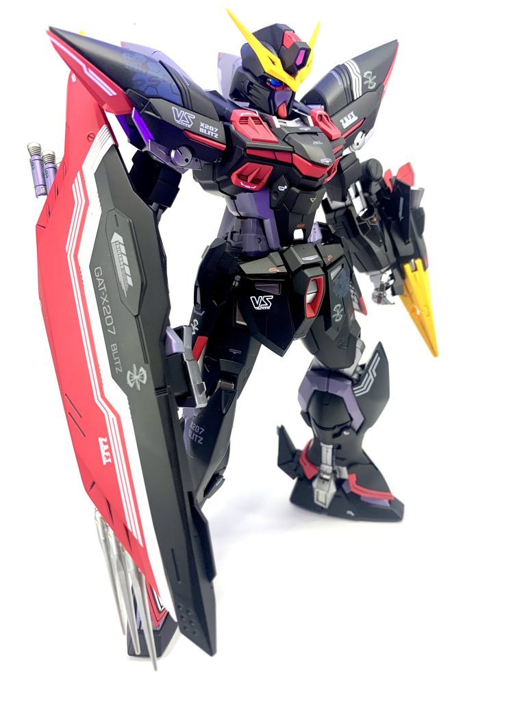 ツインアイ、メインカメラは蛍光カラーで塗装したのでブラックライトで発光します