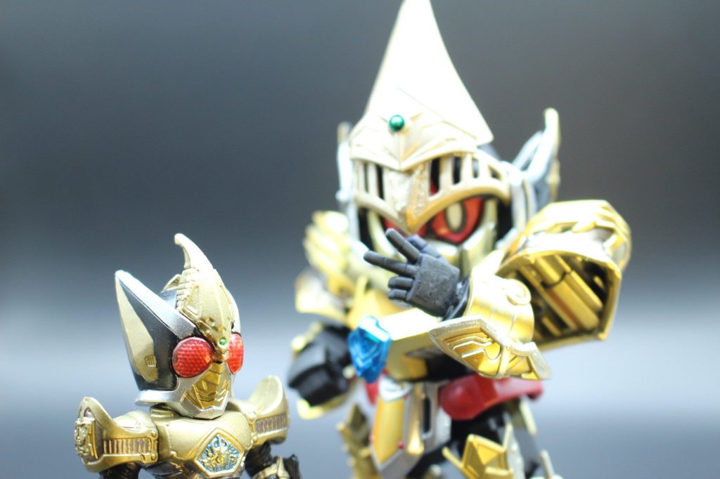 とある「金色のガンプラ」をテーマにしたコンペに出すにあたり、好きなSDと仮面ライダーを組み合わせたいなーと画策。金色の仮面ライダーもいくつかありますが、ナイト系の鎧とマッチするモチーフとして、仮面ライダーブレイドを選びました。キングフォーム=王ということで、アーサーを選び、稼動も考慮してLGBBのナイトガンダムを素体にしました。ロビンフッドの帽子が、ブレイドの角に形が似ていたのが決定打でしたね。ちなみに完成させた日「2022年6月21日」にホビーネクストフェイズの発表で仮面ライダーブレイドのプラモが発表されてびっくりでした!