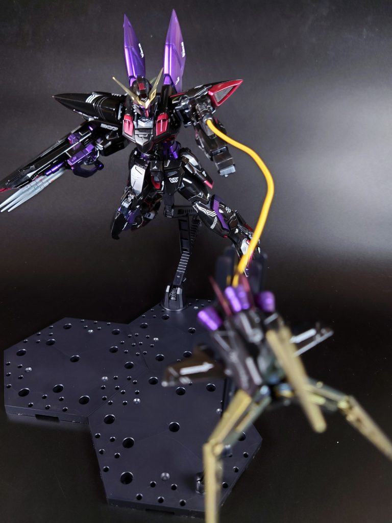 ガンダムSEED放送前、新しいTVシリーズに学校のクラスメイトは盛り上がっていました。第一話を視聴して週明けに登校すると「ガンダム見たか?」と周りはこの話題で持ち切りでした。賞賛する者、否定する者と様々でしたが皆ガンダムが好きでした。話題は実際にアニメで動いた5機のガンダムでどの機体が好きかとなり、私は「ブリッツガンダム!」と答えました。シャープでありながら曲面が多用されたデザイン。クセの強い特殊な武装の数々。悪魔のようなカラーリング。これはもうたまらねぇよな。しかし仲間の一人が言いました。「げぇーっ!ブリッツかよ!乗ってんのオ〇マじゃん!」令和のこの時代であればヘイトクライムととられるような発言ですが、彼はナヨナヨした男がMSのパイロットだということが許せなかったのです。私も渋いおっさんパイロットが好きなので彼を責めるつもりはありません。後年、ネットでSEEDのことを調べるとパイロットのニコルは友人であるアスランと会話するときに頬を紅潮させたり、死亡シーンが繰り返されることがたびたびネタにされたりしていました。それがブリッツガンダムとニコル・アマルフィなのです。それでも私はブリッツガンダムが好きです。ガンダムSEED 20周年おめでとうございます!!!!
