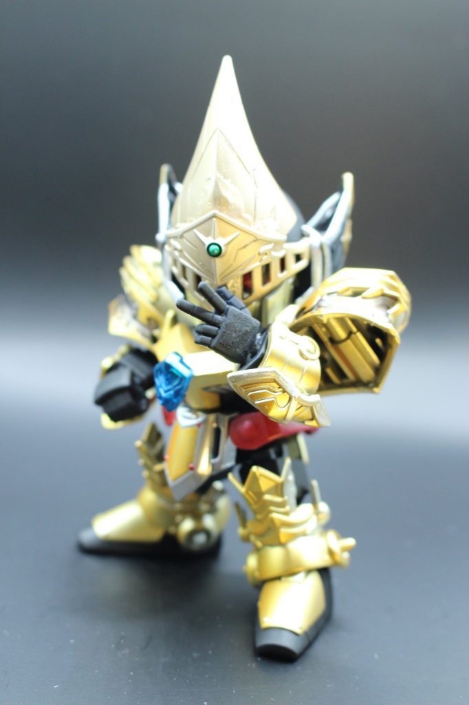 バイザーを下げることもできます。ちなみに腰のベルト部分は当初シルバーで塗装していましたが、妻の案でメタリックレッドに変更。結果、メリハリが出来てよかったと思います。