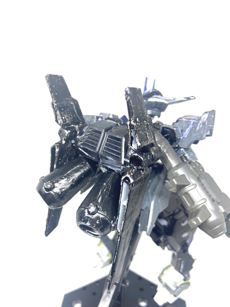 バックパック 宇宙空間でも高い機動力を獲得するために取り付けた大型のバックパック非使用時は羽を折り畳むことも可能、ガウンターイゼルファーのバックパックを、取り付けられるように改造しバルバタウロスのアタッチメントパーツを拝借し取り付けています。