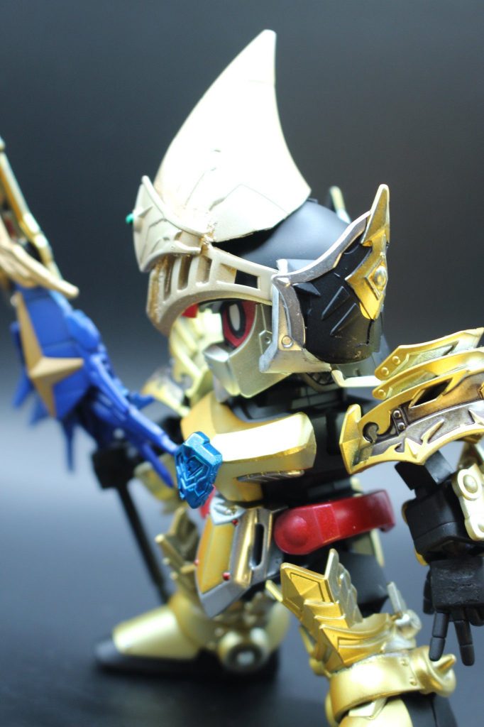 横顔キングフォームの正面の角より、王冠を模した両サイドの装飾をどうするか、最後まで悩みました。アーサーの方の装飾を兜に張り付け、雰囲気を出しています。