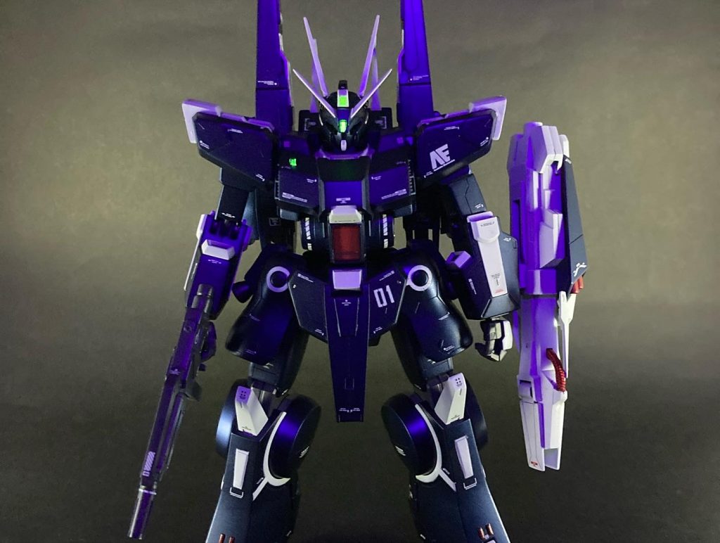 蛍光塗料で、ブラックライトで部分的に発光。