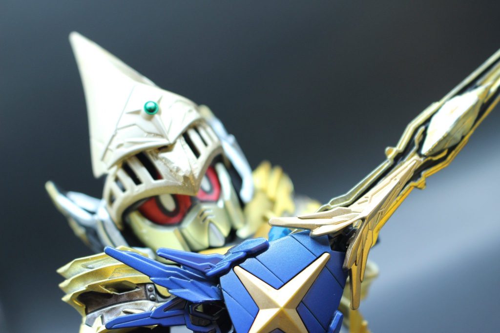 今回、購入したばかりのガンダムマーカーエアブラシシステムを使って塗装しました。ちょうど、イエローゴールドの色味を使いたいと思っていましたので、ふんだんに使っています。