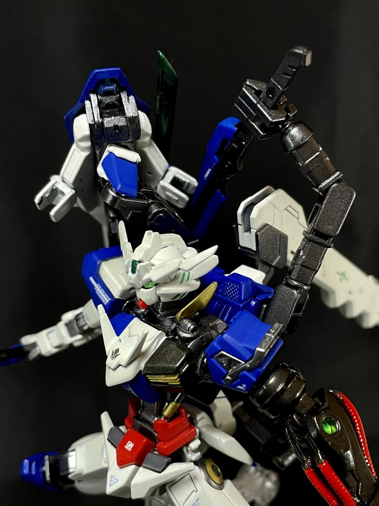 サブアーム背部の左側にあるサブアーム。武装の交換をサポートする他、3本目の腕としても活用され、フレキシブルに戦局に対応する。