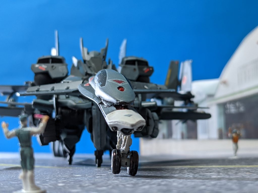 「抱きしめたいなッッ！…フラッグ！！」という事で私の好きなMS№１！オーバーフラッグだッッ（ロード・ローラーだッッ、と同じニュアンスで読み給へ）ダブルオーの世界観、日本経済特区に『オーバーフラッグ』が配備されていたら？という妄想で制作。日の丸のフラッグが作りたかったのです。本体には極力手を加えず主翼等を加工。ハードオフでジャンク品として売っていた「F/A-18スーパーホーネット」を世界の平和を守るため愛と勇気をドッキング。フラップは全て稼働、主翼も折り畳めるようにしました。