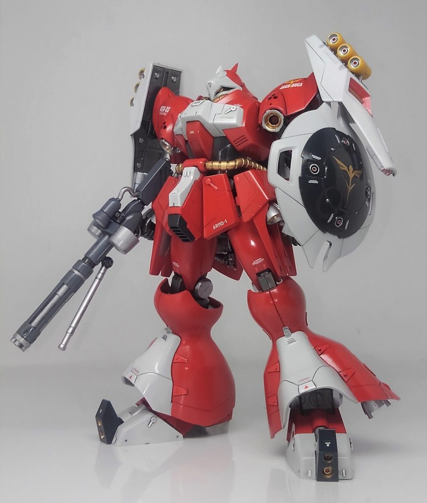 HGヤクト・ドーガです。成形色仕上げにしたかったんですが、いろいろ手を入れてたら塗らないとダメか・・・となり、ほぼ全塗装しました。中古ショップのジャンク完成品だったのでちょこちょこ問題があり、結構苦労しました。顔のカメラアイのスリットの周囲はかなりあまいモールドがあって、なんだコレと設定画をネットで確認したら、黒いラインがスリット沿いに一周入っていたので、再現しようと掘ってみました。結構カッコいい気がする。