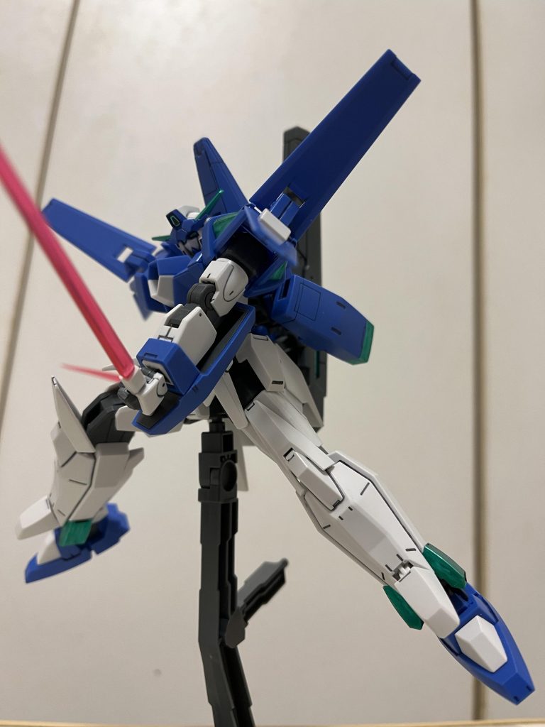 キオ君はオービタル時も含めて手に持つほうが好きそうでした。まあ、その時はオービタルは手からサーベルを弾かれて失いますし、対レギルス戦でも握ってみたものの、AGE-3自体の性能不足で結果はああでしたけど。