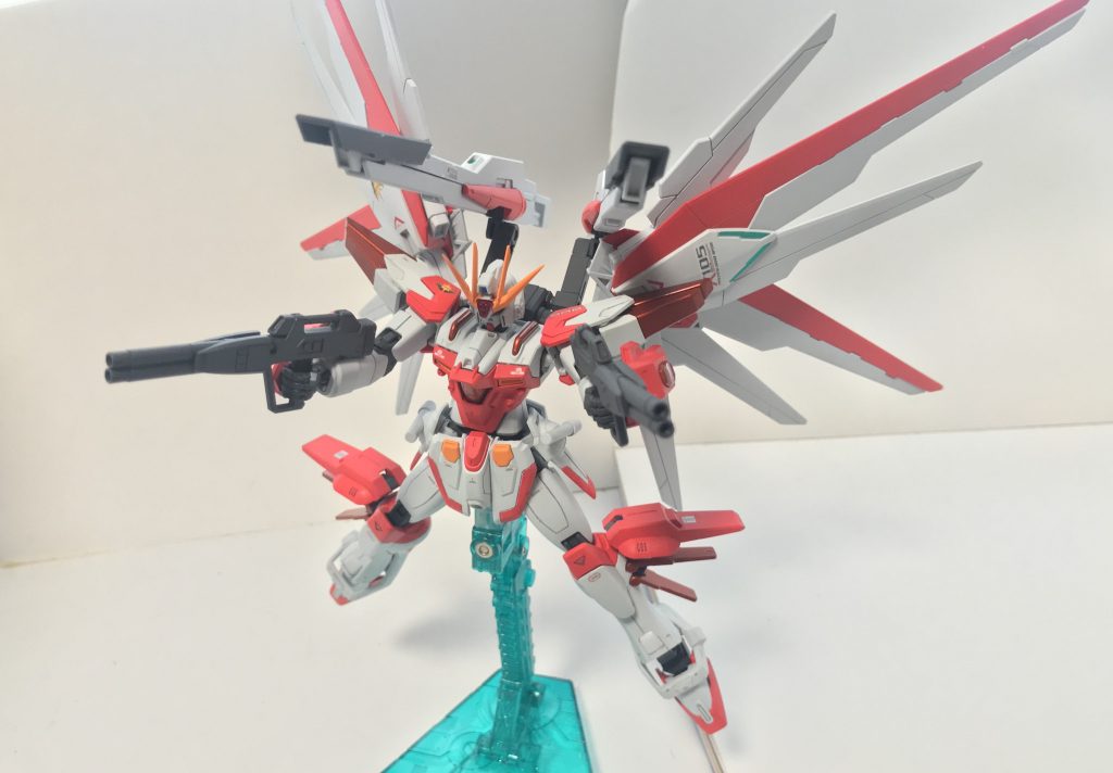 セステット・フルバースト。本機が持てる射撃兵装を全て正面火力に投影することで、絶大な破壊力を得られる、ある種の奥の手である。六つの銃口から放たれるビームはさながらフリーダムガンダムやストライクフリーダムガンダムのハイマット・フルバーストに似ているため、それを捩って名前がつけられたとか。