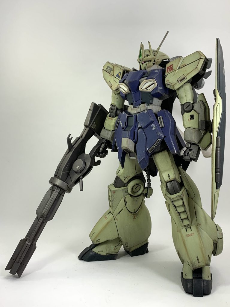 全身ショット。頭部は百式壊。武器はビルドガンマガンダム。肩はHi-νでシールドはMk-3となっています。