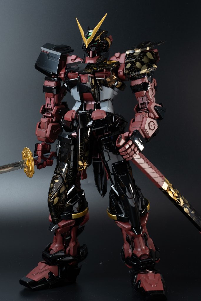 全体像。柄は左肩から右足に向かってバランス良くアシンメトリーに配置しています。金の麻の葉柄&桜もシャドウを落として奥行きがあるように塗装しました。使用塗料黒:EXブラック→EXクリア→研ぎ出し→ウレタンクリア金:スターブライトゴールド赤:ピンクサフ→クレオスあずき色+黒少々