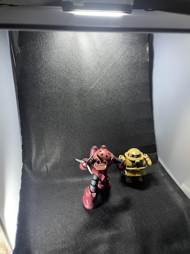 Twitterでプチバズしたダイソー撮影ブース組み立て棚用の板×4組み立て棚用の板を繋げるやつ ×1黒い布 ×1LEDライト ×2〜3全てダイソーの100円商品です🌝