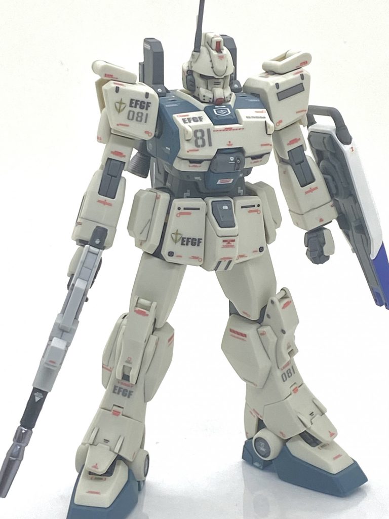 ガンダムEz8はマーキングシールが付いているのですが・・・これが大変良いデザインで連邦陸軍を意味するEFGF(Earth Federation Ground Force)が白と黒のが入っていたり、形式番号などもあるので初めて見た時に「使える」と思い、何かの部品請求の際にこのマーキングシールも複数枚頼んだほどです。これらを元にEFGFなどのマーキングはデカールを自作しても良かったのですが・・・楽したいので(笑)、このマーキングシールを08小隊の連邦系の機体に実戦導入しましたが段差もそれほど目立たず、これらのおかげで世界観が広がりました。