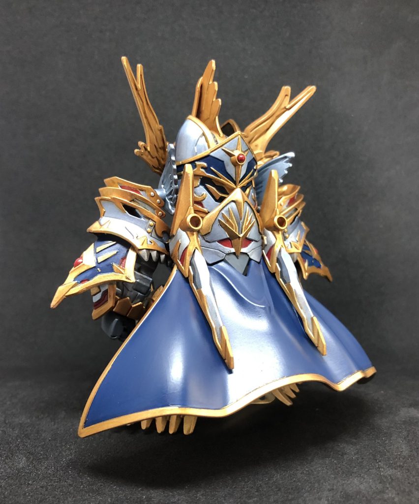 マントのテカってる部分に筆ムラが見えますわね…。塗るプロセスがちゃんとしていれば初心者が適当に塗っても綺麗に仕上がるシタデルカラーをもってしても広い面は若干ムラが出てしまいましたわ。練習すればなんとかなるのかしら…。