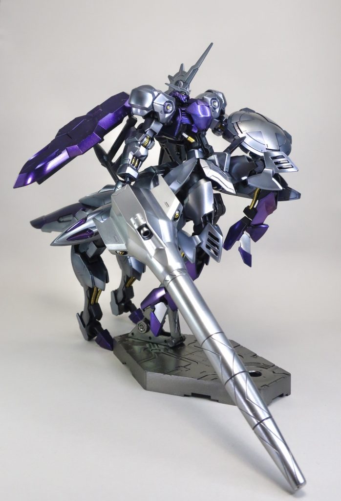 大型ランスやシールド中央などはメタリックのシルバーを使い、色味を変えてあります。ジークルーネの膝は開口。