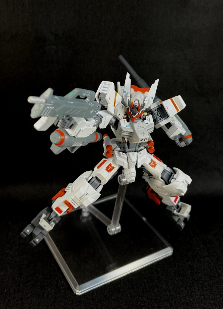 表面処理は400・600番で処理合わせ目は武装のみ行い、本体は未処理スジボリ・プラ材でもディティールアップもございません。