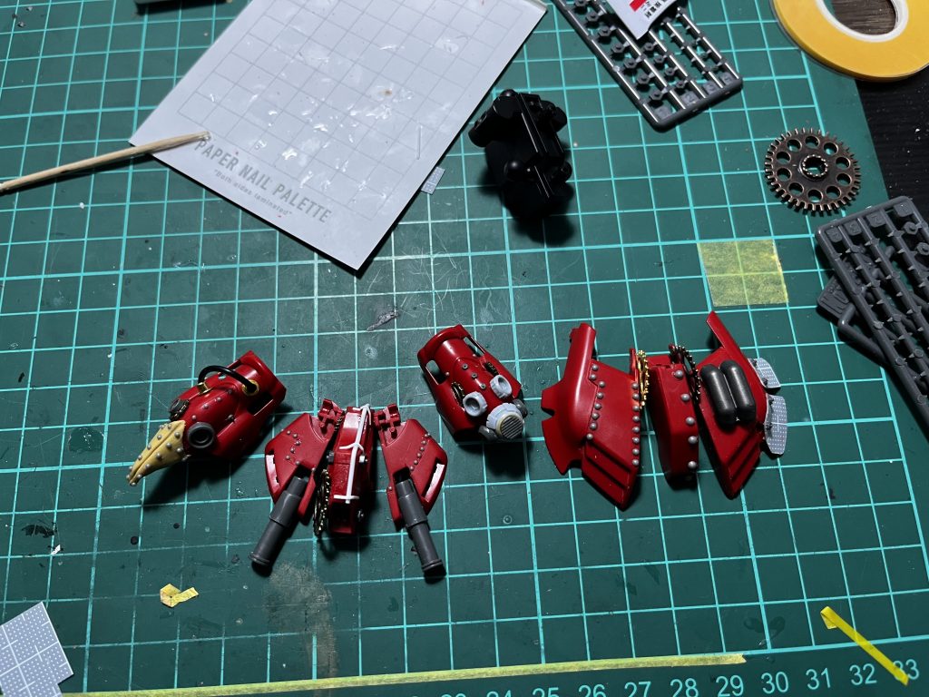 制作工程③今回は割とイメージが頭の中で作られていたので、頭→胴体→腕というようにパーツごとでディテールアップや改造、塗装まで行いながら進めていて、これは腰部の改造ですね。リベットをつける作業はいつも楽しくてついつい打ち過ぎちゃいます。