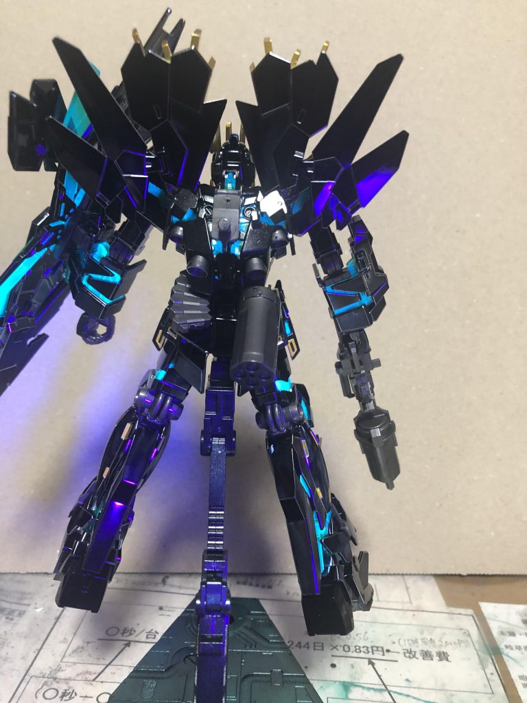 ほぼ全バラしてゲート処理、ゲート跡のリタッチ、ツノが折れてたのがジャンクの原因だったので手持ちのバンシィの一般販売品のジャンクからツノを移植、若干シャープ化、塗装してガイアEXクリアでコーティングしてレストアしました。