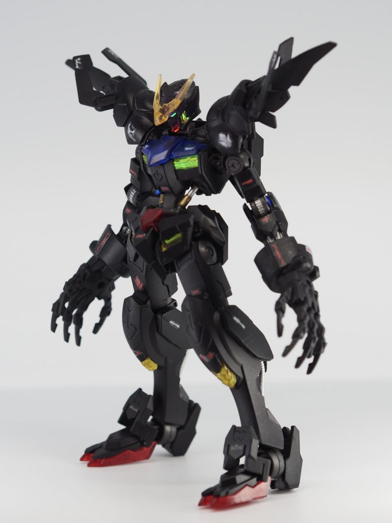 改修は肩アーマーに30MMのオプションパーツ、両手の大型クローも30MMのパーツを使いました。他はバルバトスそのままです。