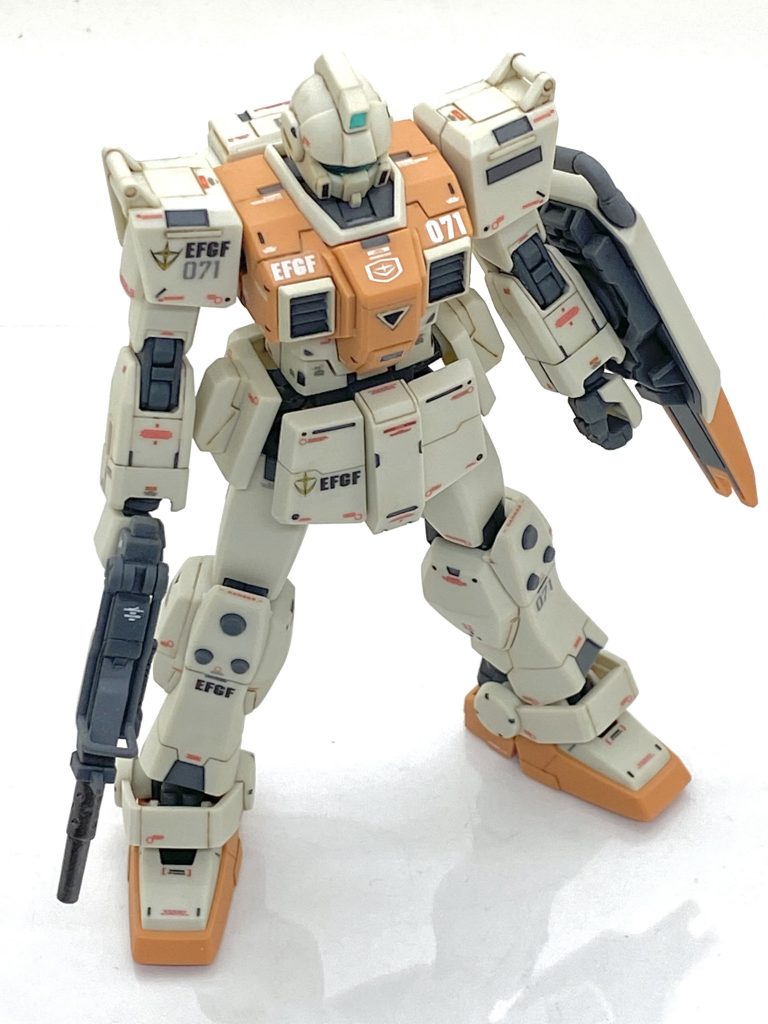 HGUCながらもガレージキット並みのディテールなので墨入れするだけでかなり映えると思います。温かみのあるホワイトに暗い色で墨入れしますとしつこくなりがちなのでブラウンで墨入れしましたら完成品の見本みたいに上品な仕上がりになりました。逆にグレー部分は引き立てたいので黒で墨入れしています。このキットは胸ダクトだけはグレー単色で成型されているのここは塗装しなといけないので旧ガンダムカラーのMG陸戦型ジム用のホワイト8を使いましたが成型色とほぼ同じで楽が出来ました。