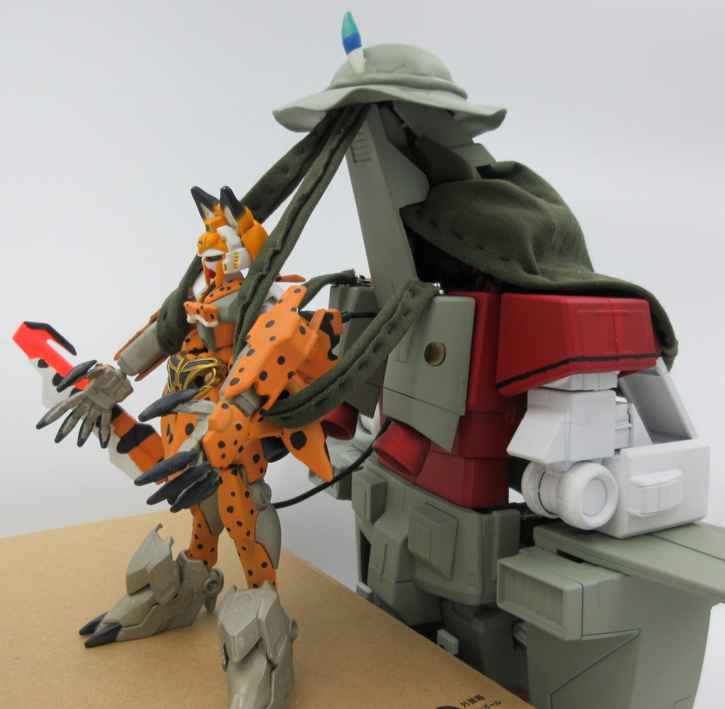 また この『カバン』形態ですが、他の ガンプラに『カバン』として 背負わせることも可能です!ま~、同じ HG品だと 大きさが違いすぎて、逆に『カバン』の方に 背負われる形になってしまいますが、、、
