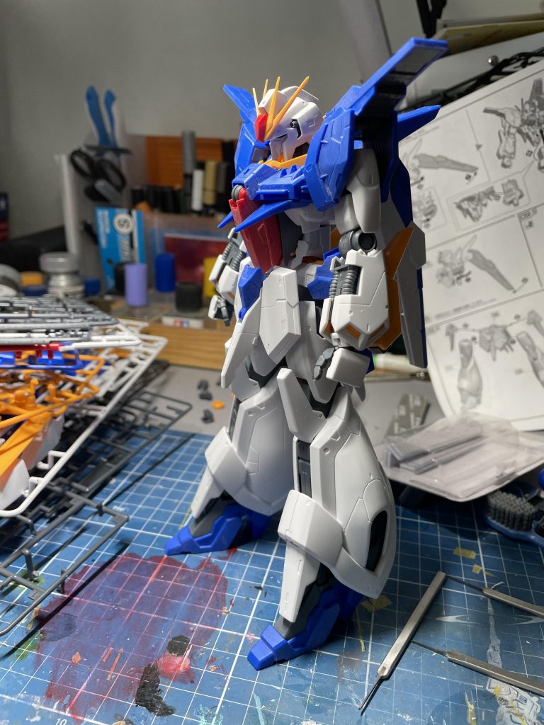 本体の仮組みが終わったのは8時間弱。RE1/100は構造が簡単なので仮組みいらないと言えばいらないのですが(一応タイムアタックなので)、ランチャーの大きさを調整するのに本体の把握をしたかったのでここまでは仮組みしました。