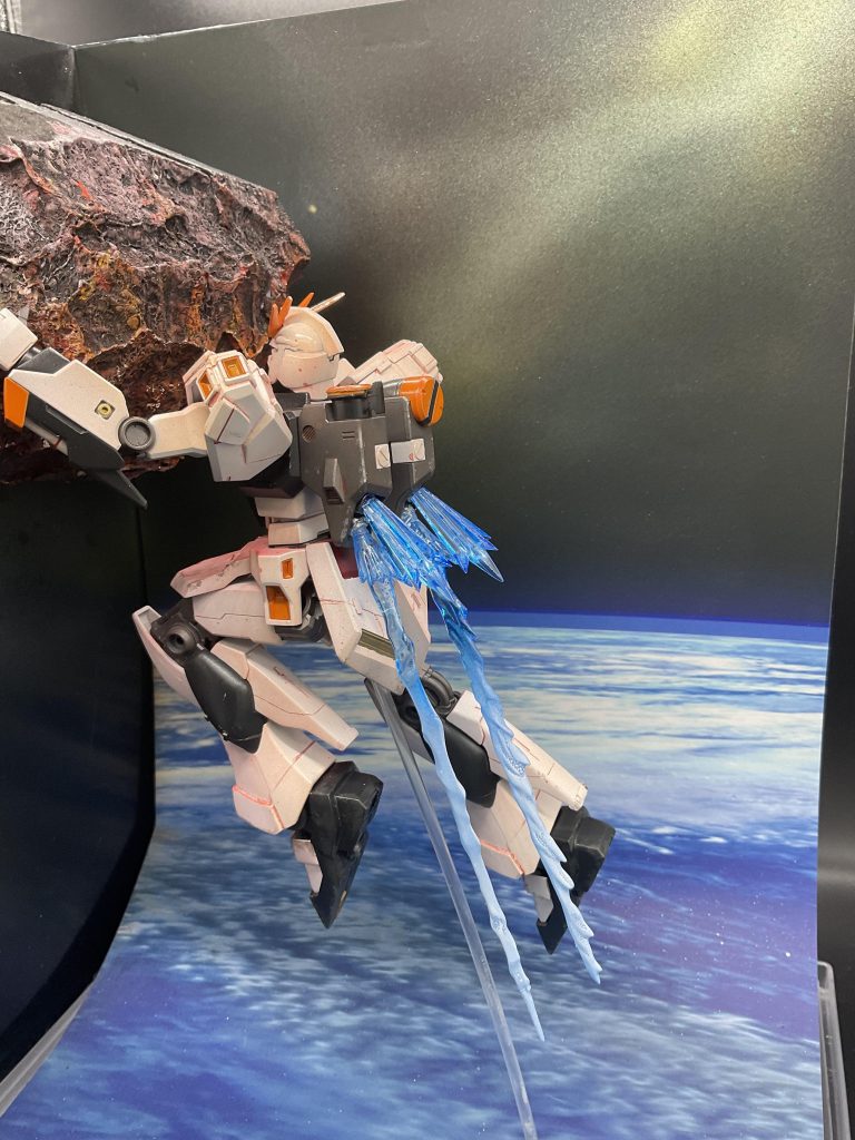 背景はジオラマシートです。サイコフレームの輝きを荒めのシルバーの上からクリアグリーンで再現に挑戦しましたがあまり目立ちませんね