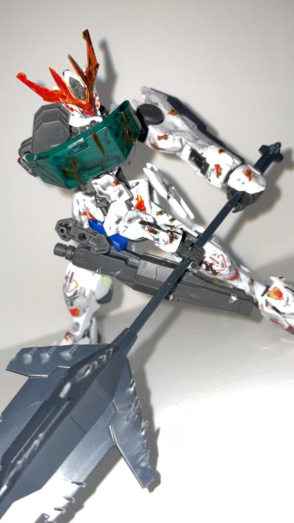 ・全身だけでなくメイスもボロボロにしました。傷はニッパーでつけました。そこに赤のマーカーで色を塗り、そこから全身を黒く汚しました(壊滅的に下手)・ルプスレクス部分は左腕、足、スカート、アンテナ(?)、メイス。・肩、バックパック、キャノンはモビルワーカーの武器セットのやつ。