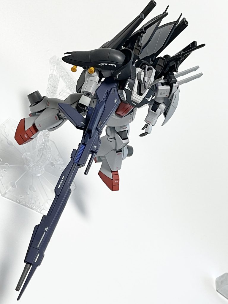 本機の最大火力オプション、ハイパーメガランチャー展開。ほんとかっこいい武装ですよね。古さを全く感じさせないデザインがすごい。リアル系ロボットの長物武器の中でも三指に入る好きな砲です。