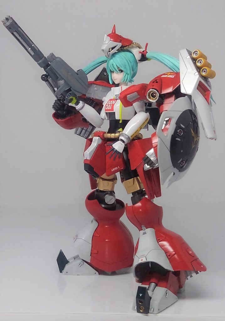 合体モードです。腰の装甲は全部付けない方が良かったかもです。でもまあせっかく加工したので付けとけ付けとけと、全部装備です。