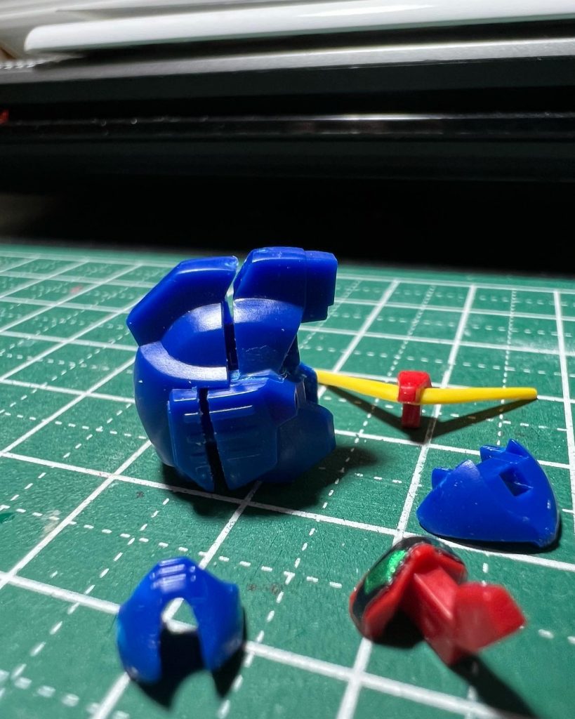 古いキットなので頭の合わせ目が気になるので初の後ハメ加工と側面の装甲をプラ板で再現しました