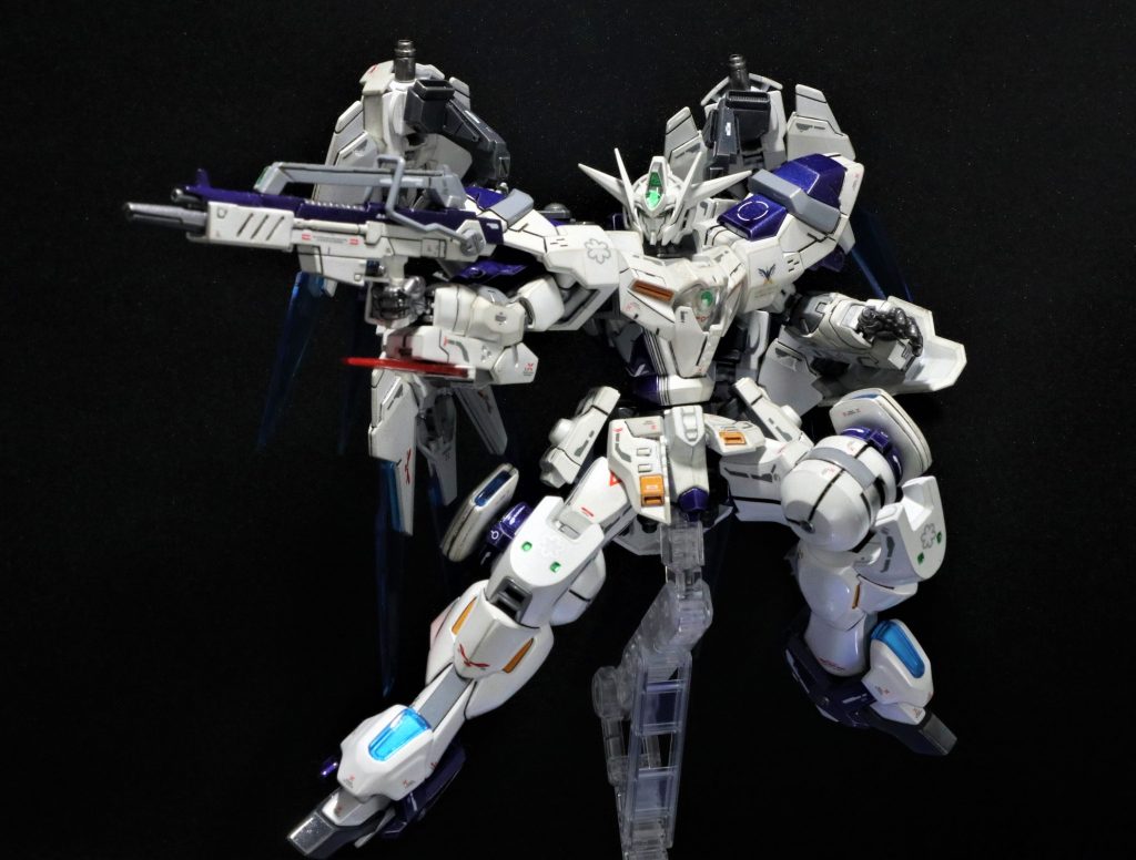 ビームライフルを構えて。ビームライフルはHG νガンダムのモノを短くして取り回しさ易さを改善。ホールディングストックは展開可能。