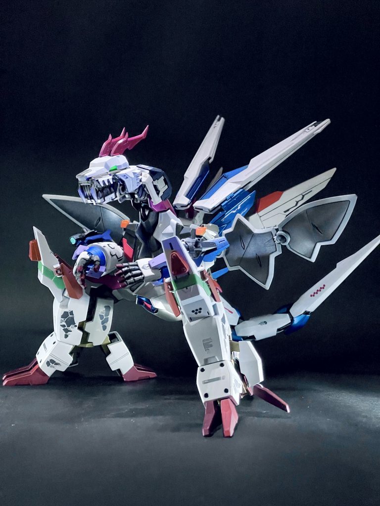 こちらがアニメ後期に出てきそうな(というか前期のビーストが神聖化した)感じのバディ、フラクタルドラゴンです。力強く、神聖なイメージで白を基調にしました。フラクタルとは無限と根源とが同一化されている無限分割コアガンダムやアーマーを元に無限に作り出せるという意味を込めました。