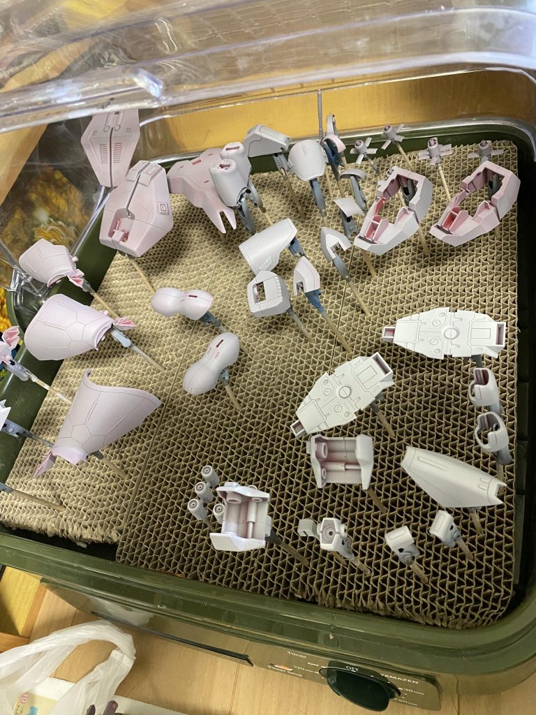 サフ塗装中。今回はグレーサフ、ホワイトサフ、上塗り、墨入れ、トップコートの順で進めました。