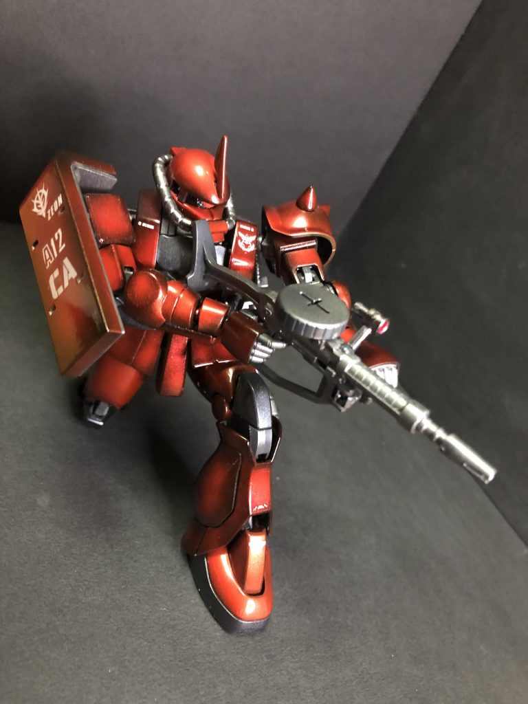 膝立ちで射撃も余裕。シャアはこんなことしないだろうけど。