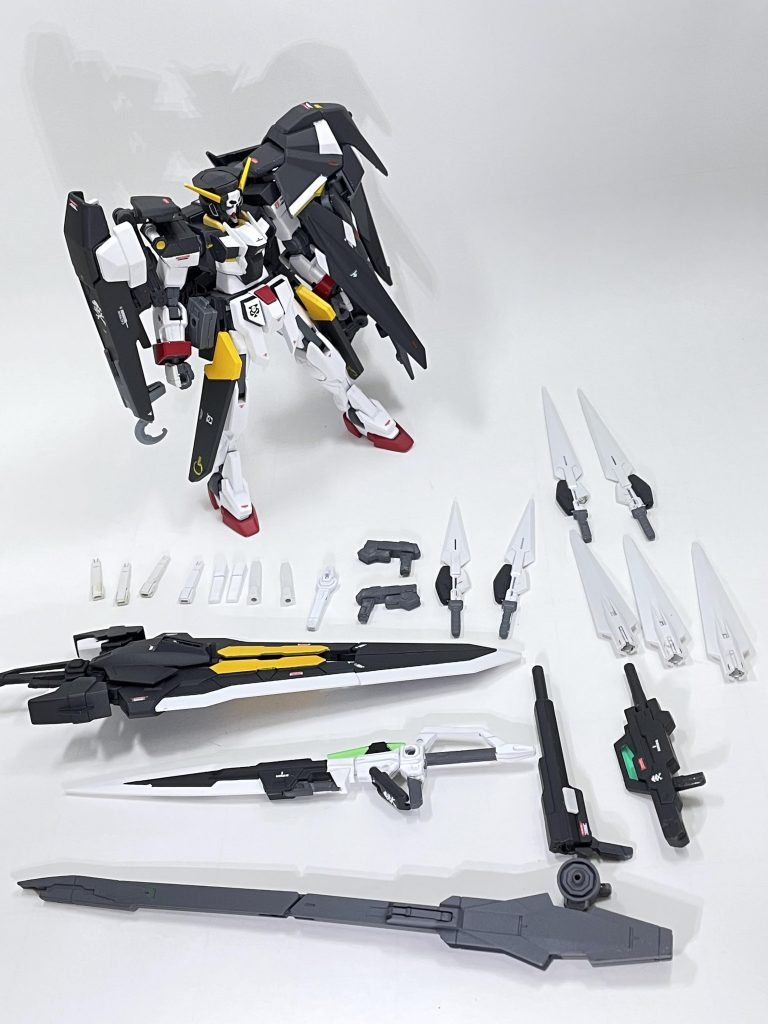 装備一式ならべ。実体剣とライフルは左肩、ビームサーベルはだいたい本体とバインダー内に収めている。ピストルはタクティカルアームズの基部と腰パーツの微妙な隙間に差し込むような形で装備。