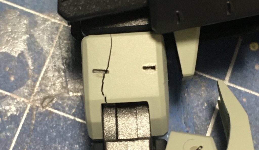 余談ですが、この作品の完成間近のスミ入れでパーツを割ってしまいまして、その際にTwitterを通じてたくさんの方が励ましてくださったりアドバイスをくださったりしてとても嬉しかったです。（完成した今でもちょっとクラック残っちゃってますけど…汗）ガンプラ界隈、あったかいなぁと改めて感じることが出来ました。その節は皆さんどうもありがとうございました。