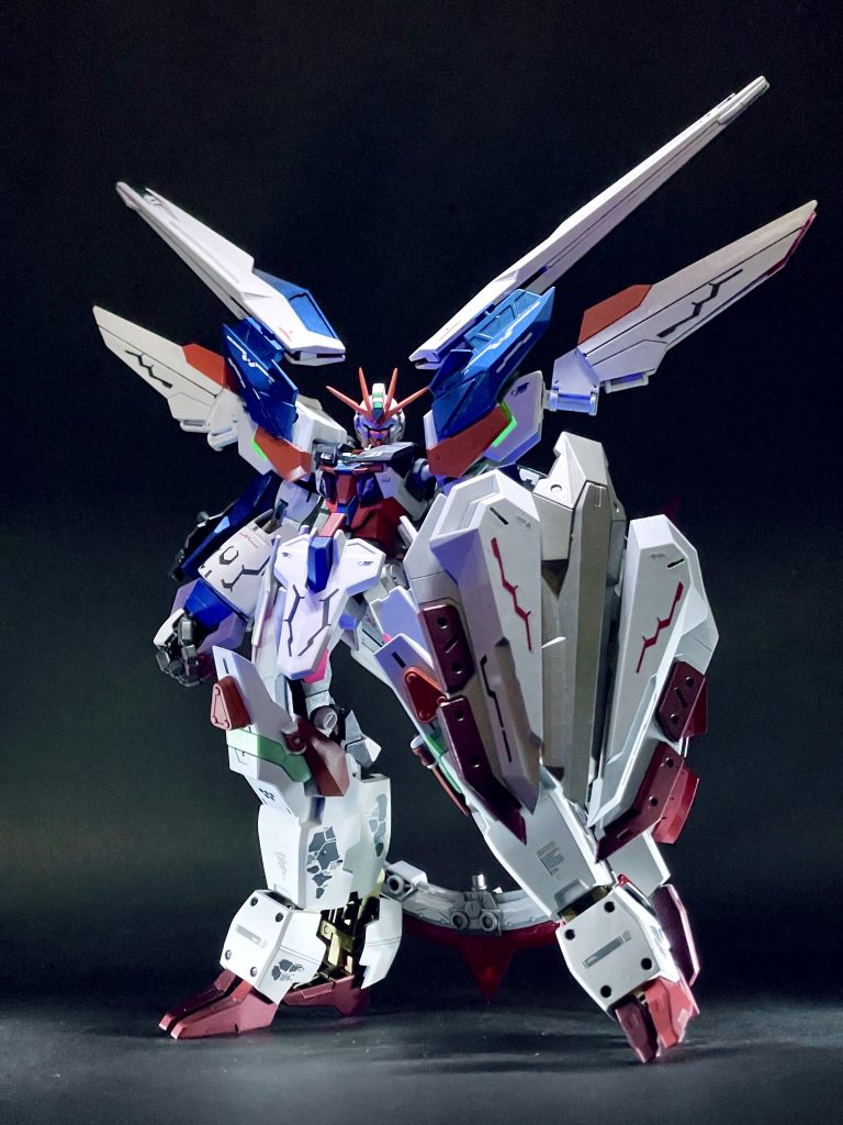 フラクタルドラゴンと合体したいわゆる真の姿的なガンダム。巨大な盾と剣、背中の日輪が特徴的。という、合体ロボのド定番を盛り込みつつもバランスを見ながらちゃんとガンダムしてる!と思って貰えるように頑張りましたw