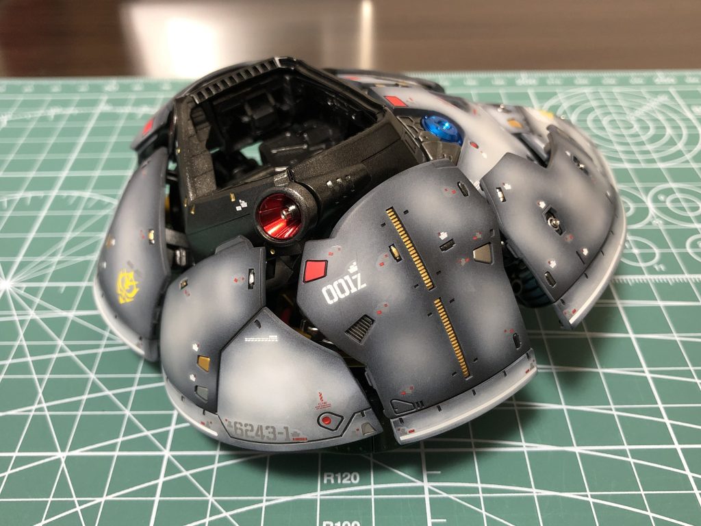 スカート外装部分のUP✨専用デカールが結構余りそうでしたので細かいデカールをモールド付近にうるさくならない様に塗布しました。😫1/144なのに高密度でズッシリと来るこのパーツだけでも手に取ると満足感に浸れます。メカ感は出せたように思います🙋♂️