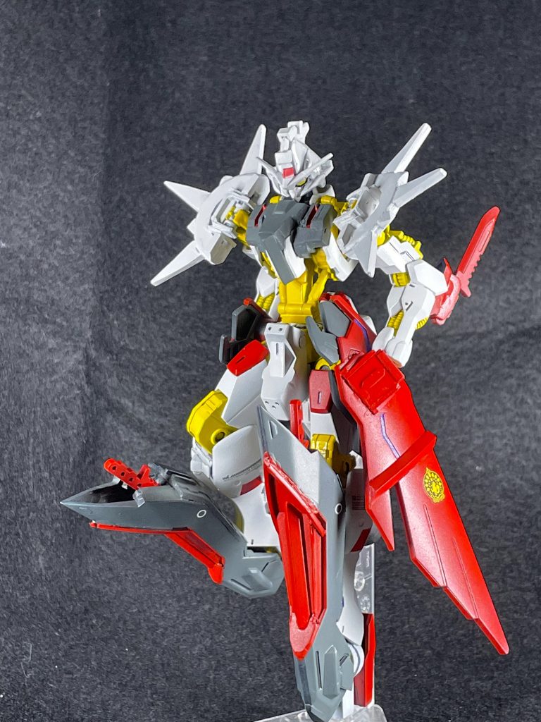 ポケットに手を突っ込んだようなスタイルが特徴特に意味は無い