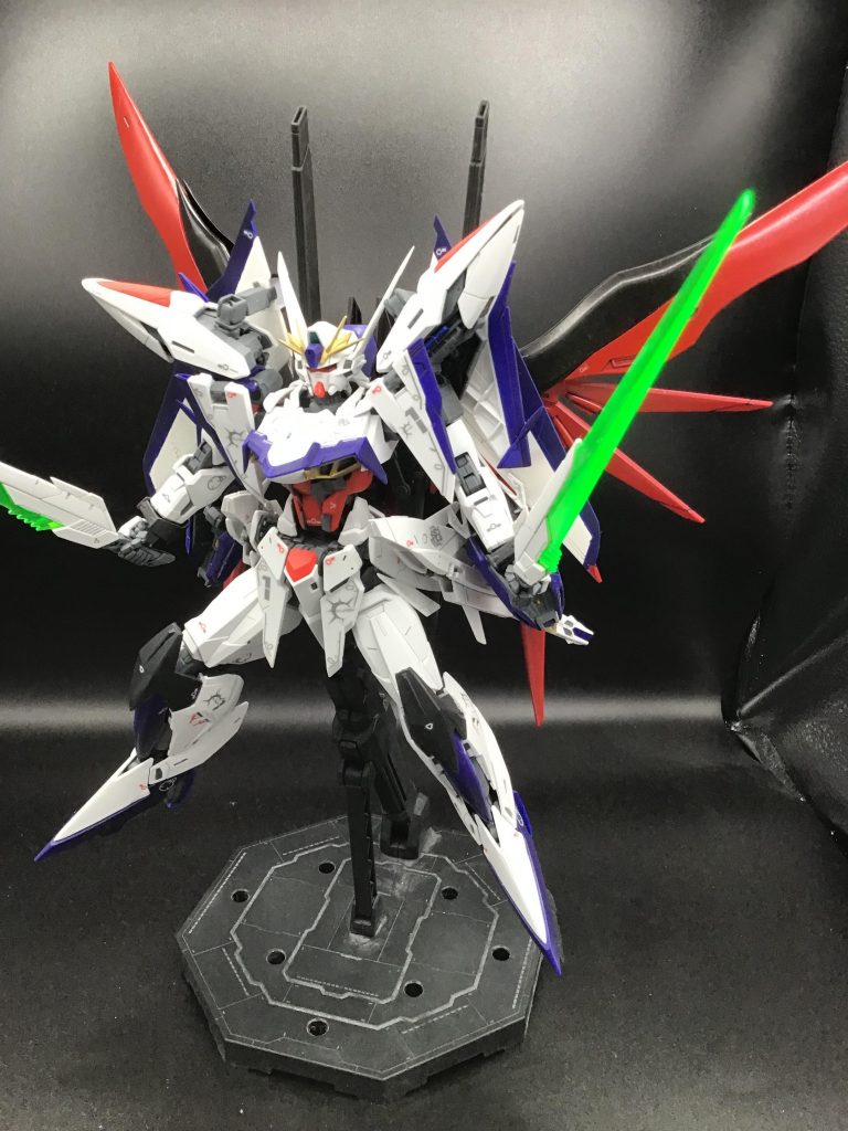 たまたま手元にあったデスティニーストライカーとドッキング。すげぇボリューム!