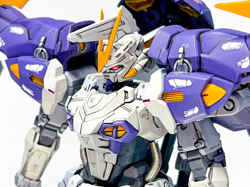 塗装について。配色はほぼ原型通り。いろいろ悩みましたがオリジナルの配色が1番好みでした。ややグレーのパターンを増やし、オレンジイエローが映えるようコントラストに気を遣いました。 