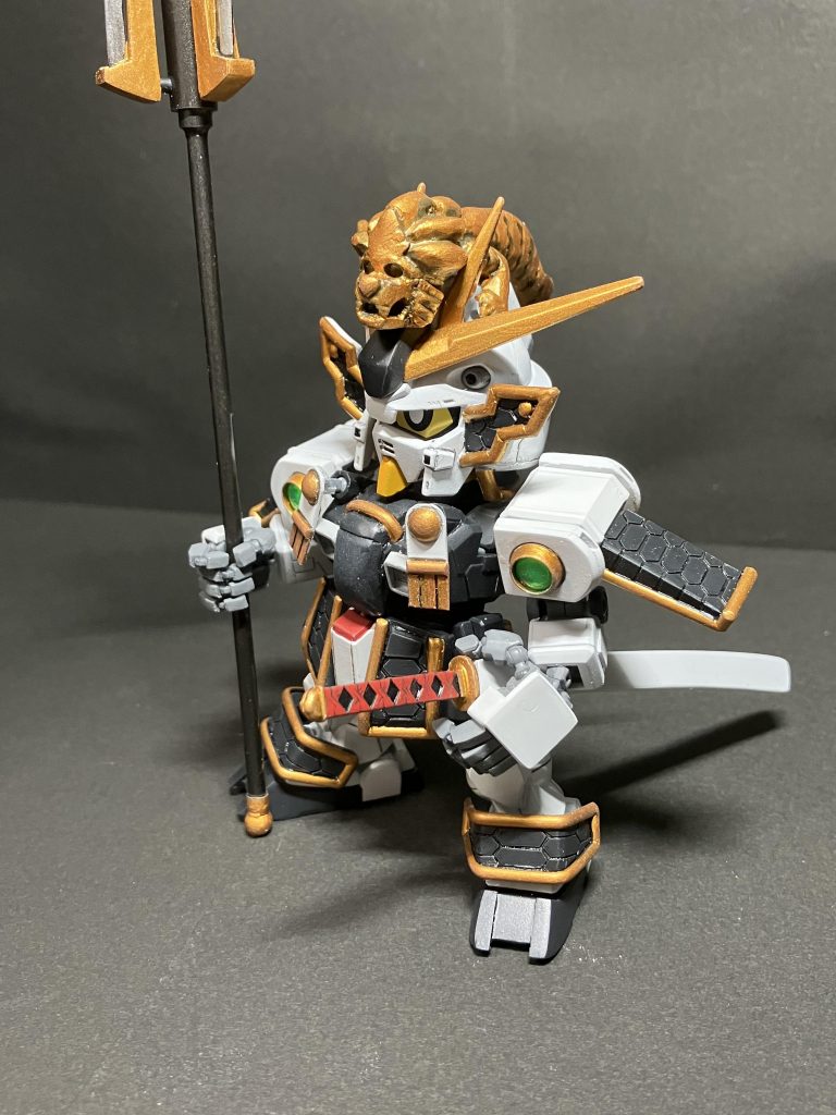 一応アトラスから肩、胸など色々なモチーフを取り入れています。鎧の六角模様も元機体の関節部のディテールから取り入れたものです。頭飾りはパイロットであるイオのエンブレムからですね。