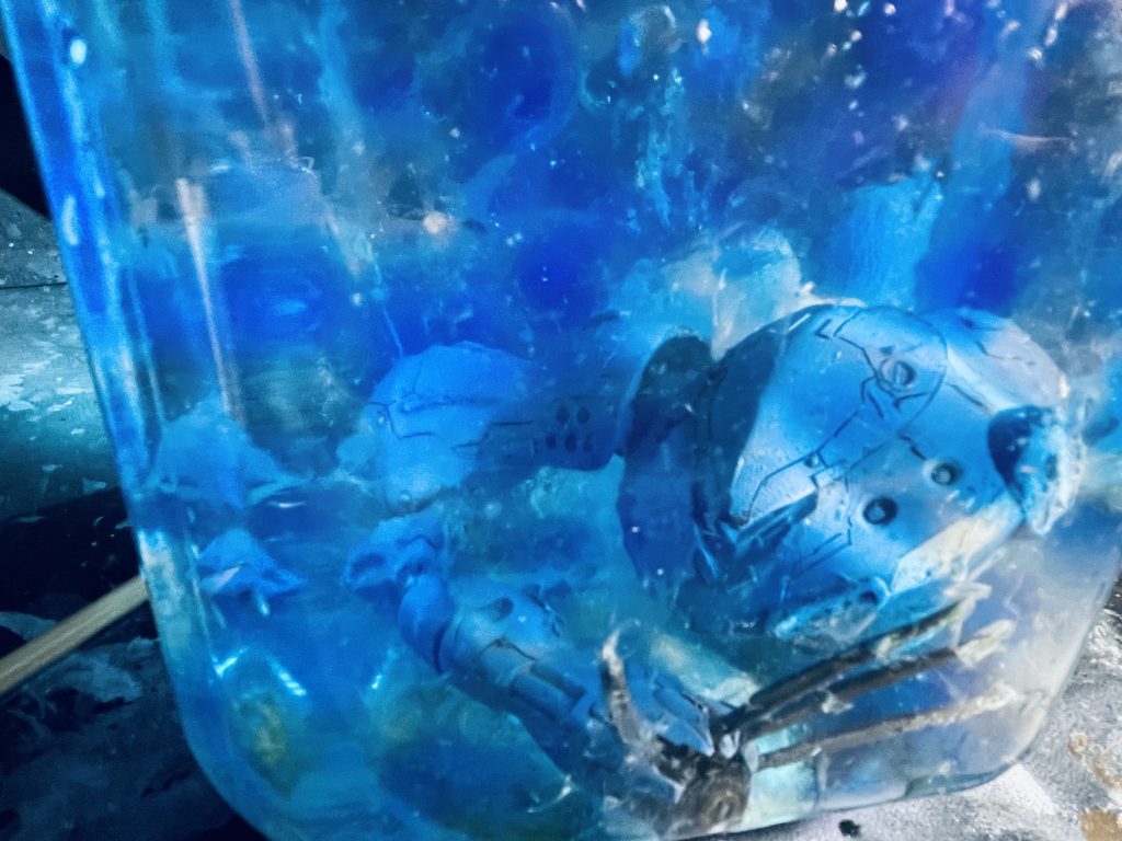 ちょっと汚いですが…ビーズは透明なものと青色のものを混ぜて入れましたが青だけでも良いかもしれないです