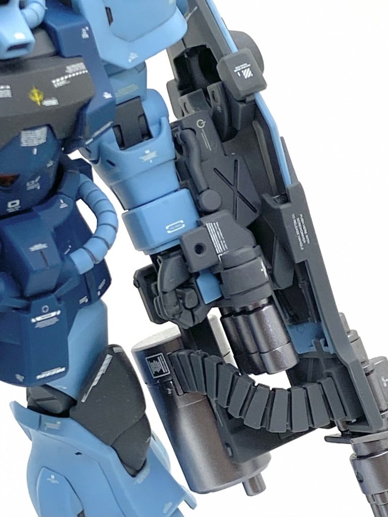 メタリック部にもかなりデカールを貼りましたから光沢のEx-クリアーでコーティングしています。