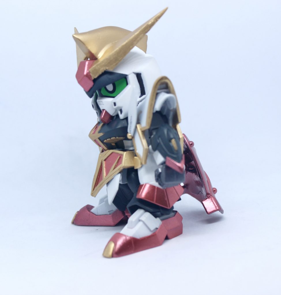 横から。手甲は徐晃デスサイズから拝借。サイドスカートは騎士ガンダムのヒレみたいなパーツを使ってます。