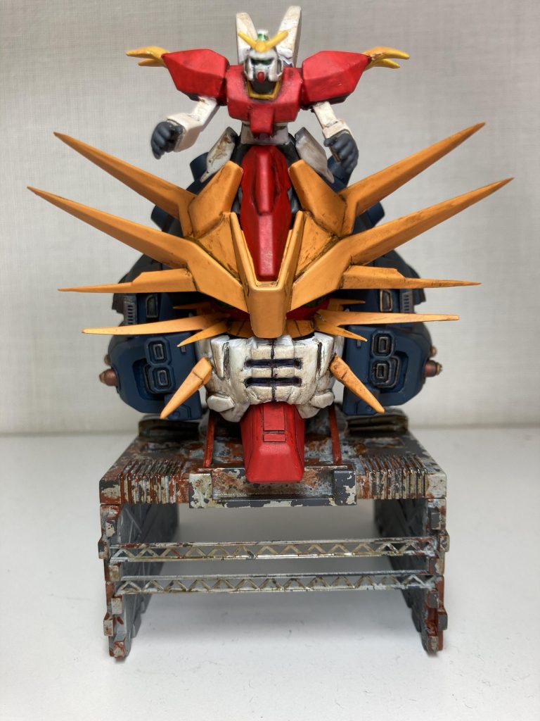 台座は、整髪スプレーと食塩でチッピングを施し、エナメルで赤錆とオイル汚れを足して汚しています。